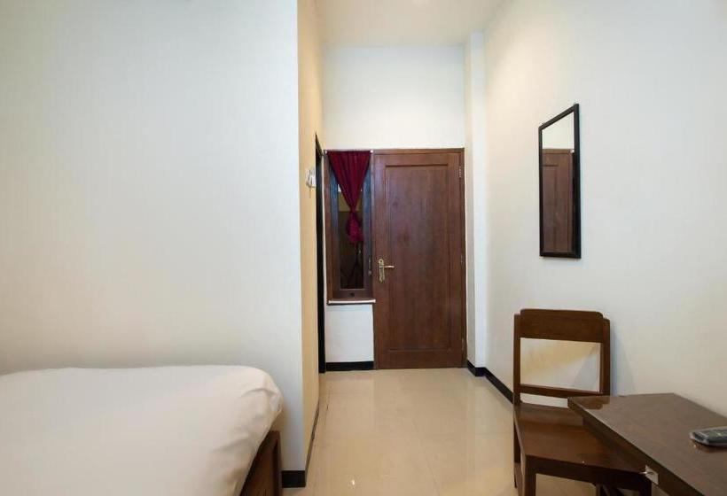 בית מלון כפרי Oyo 3137 Aisyah Residence Syariah