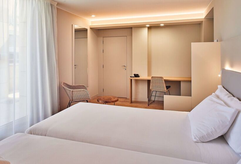 Отель Silken Reino De Aragon