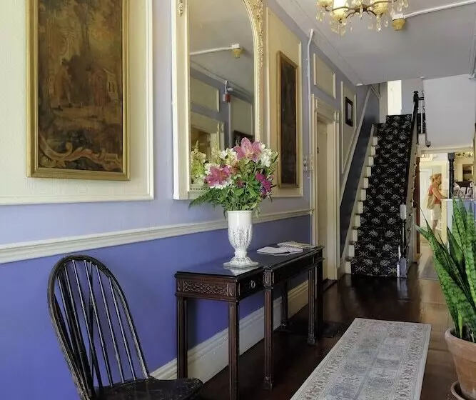 هتل Yankee Peddler Inn