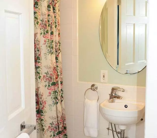 هتل Yankee Peddler Inn