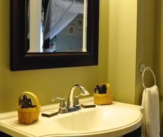 هتل Yankee Peddler Inn