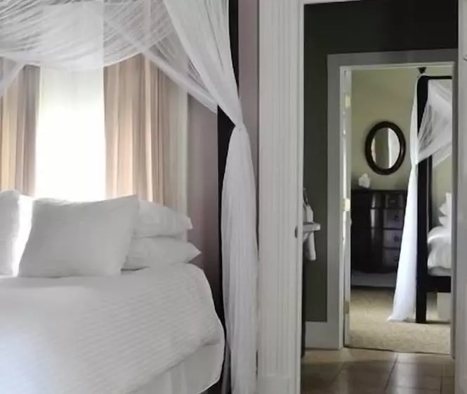 هتل Yankee Peddler Inn