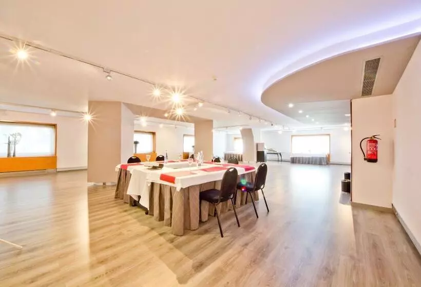 Aparthotel Atenea Valles