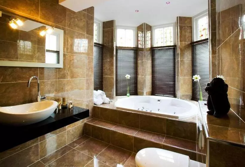 Applegarth Villa Hotel & Restaurant