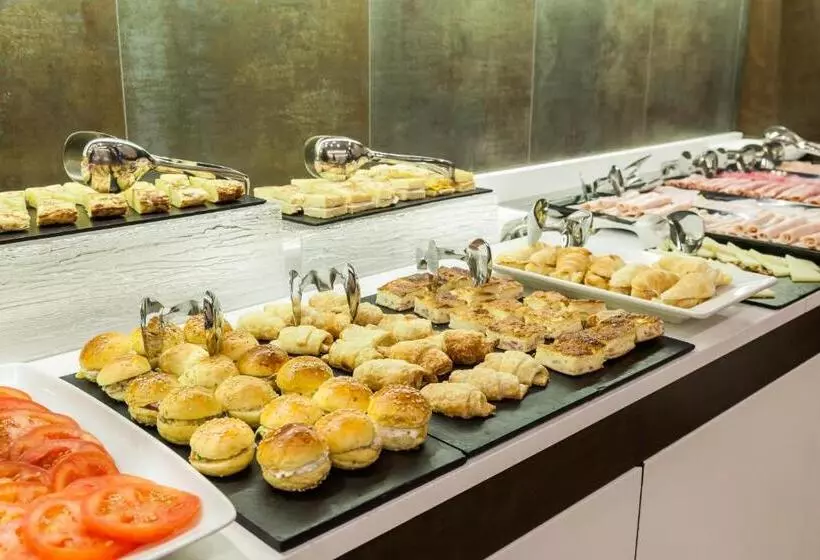 Отель Ilunion Suites Madrid