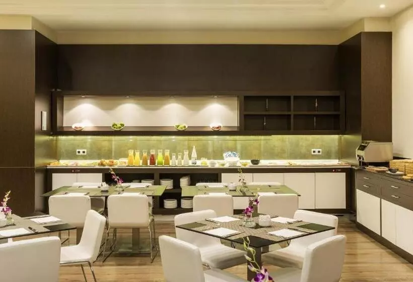 Отель Ilunion Suites Madrid