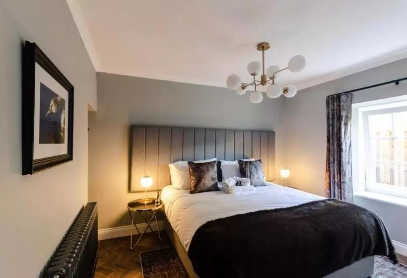 Sweeney Apartments & Rooms