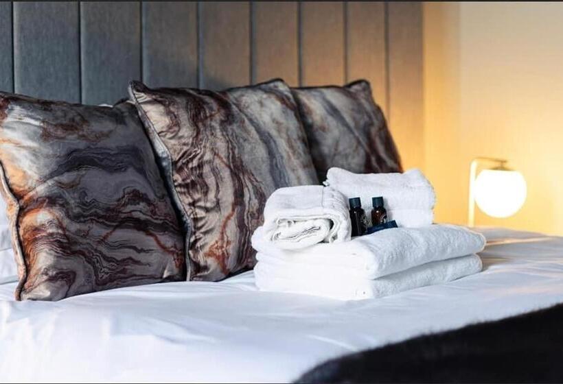 Sweeney Apartments & Rooms