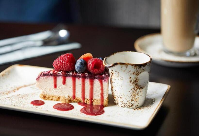 Отель Burntwood Court