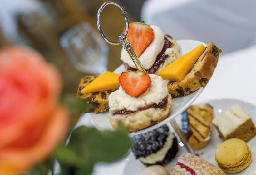 Отель Burntwood Court