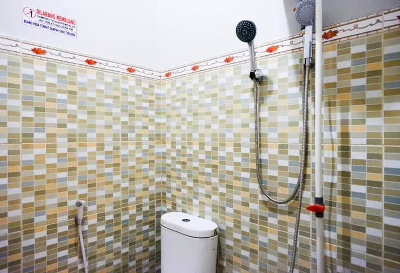 ホテル Reddoorz Near Mutiara Sis Al Jufrie Airport Palu