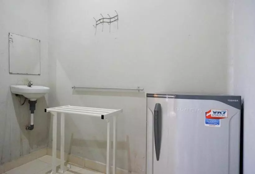 ホテル Reddoorz Near Mutiara Sis Al Jufrie Airport Palu