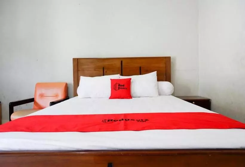 ホテル Reddoorz Near Mutiara Sis Al Jufrie Airport Palu