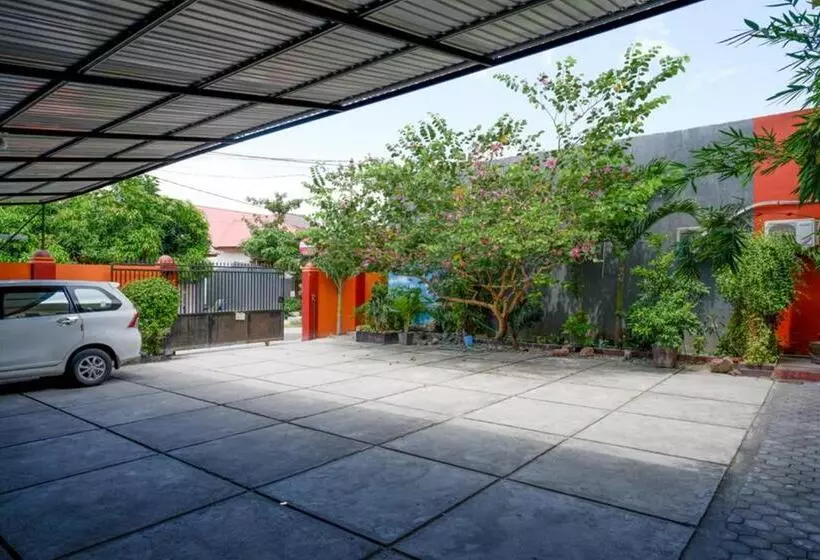 ホテル Reddoorz Near Mutiara Sis Al Jufrie Airport Palu