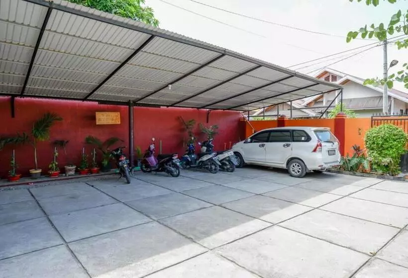 ホテル Reddoorz Near Mutiara Sis Al Jufrie Airport Palu