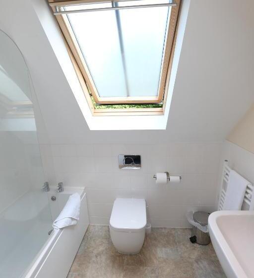 Corner House Hotel Gatwick With Bookable Holiday Parking