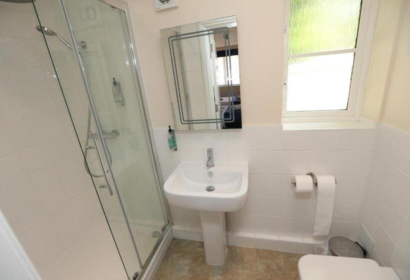 Corner House Hotel Gatwick With Bookable Holiday Parking