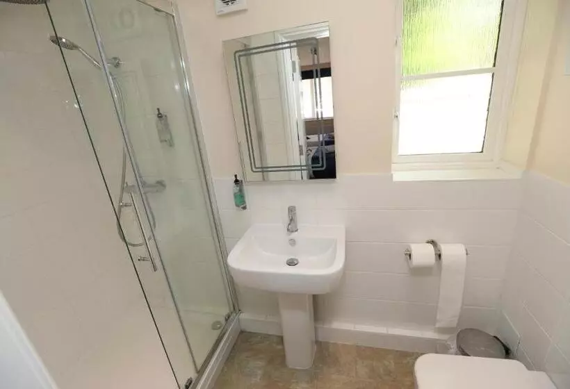 Corner House Hotel Gatwick With Bookable Holiday Parking