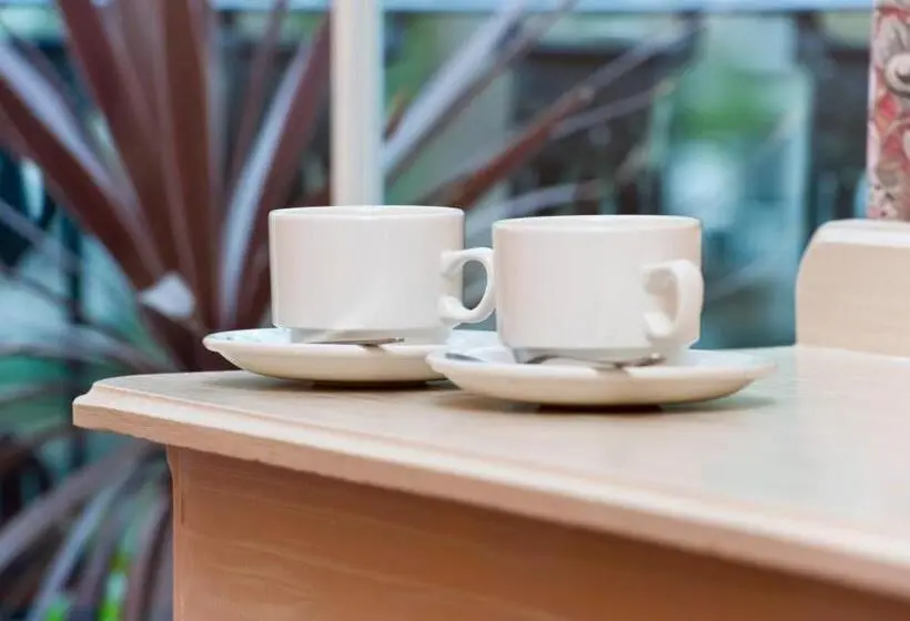 هتل Macdonald