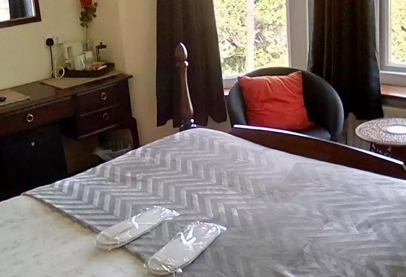 Отель Oaklands House Adults Only