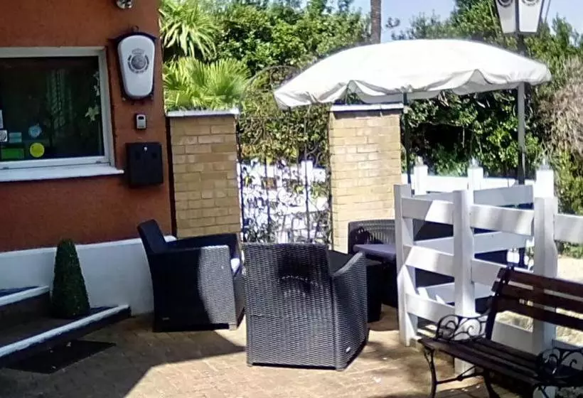 Отель Oaklands House  Adults Only