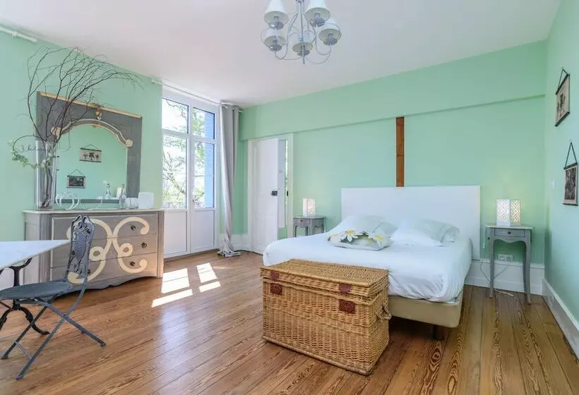 Aamiaismajoitus (B&B) Château De La Villeneuve