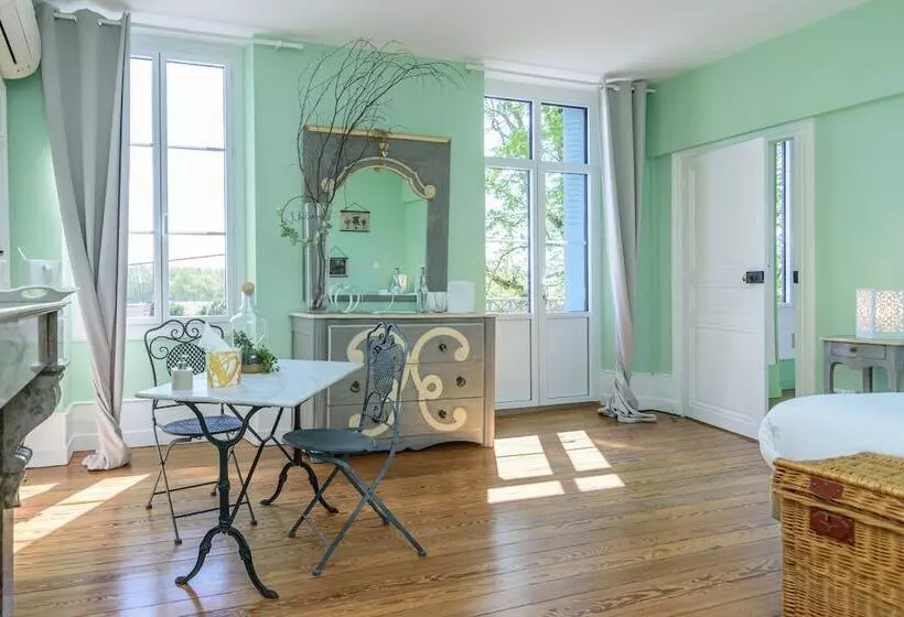 Aamiaismajoitus (B&B) Château De La Villeneuve