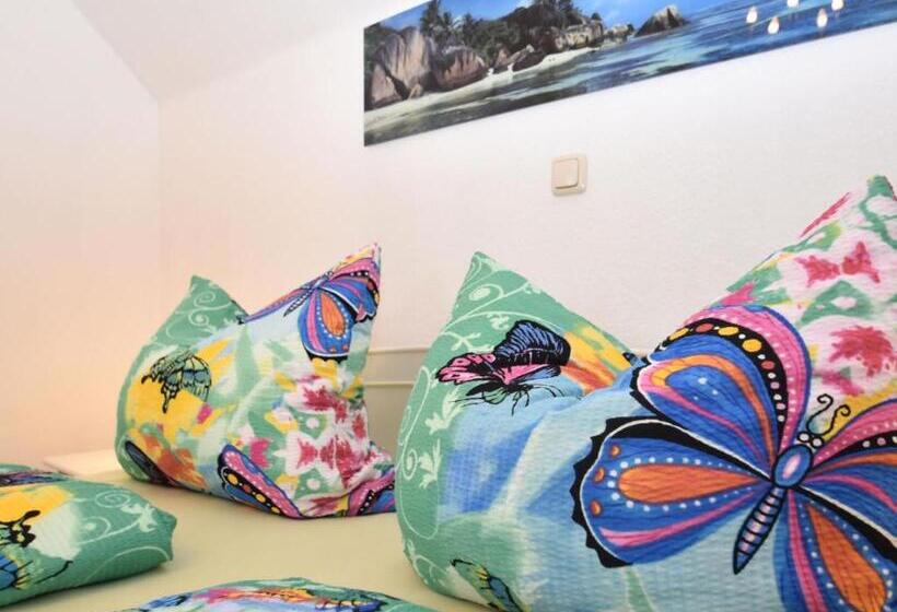 Cozy Apartment In Altenfeld With Garden