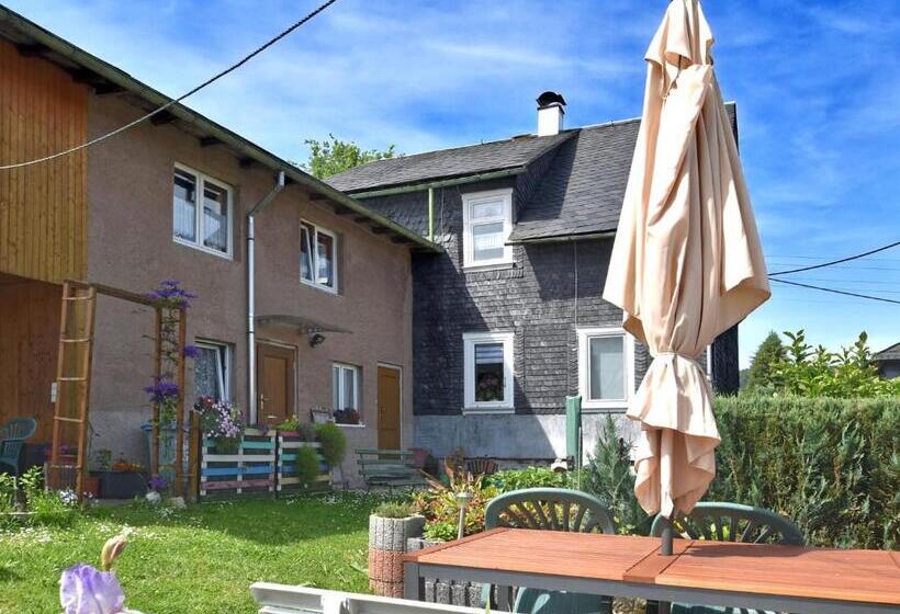 Cozy Apartment In Altenfeld With Garden