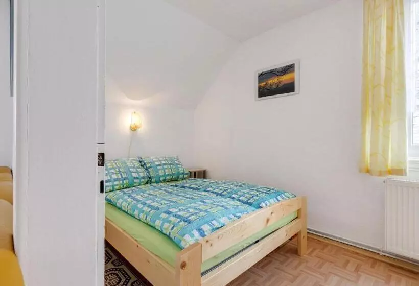 Cozy Apartment In Altenfeld With Garden