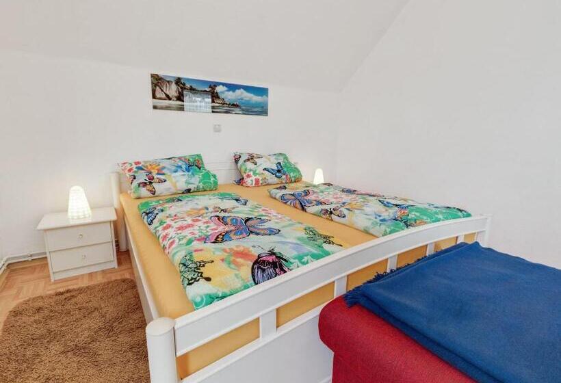 Cozy Apartment In Altenfeld With Garden