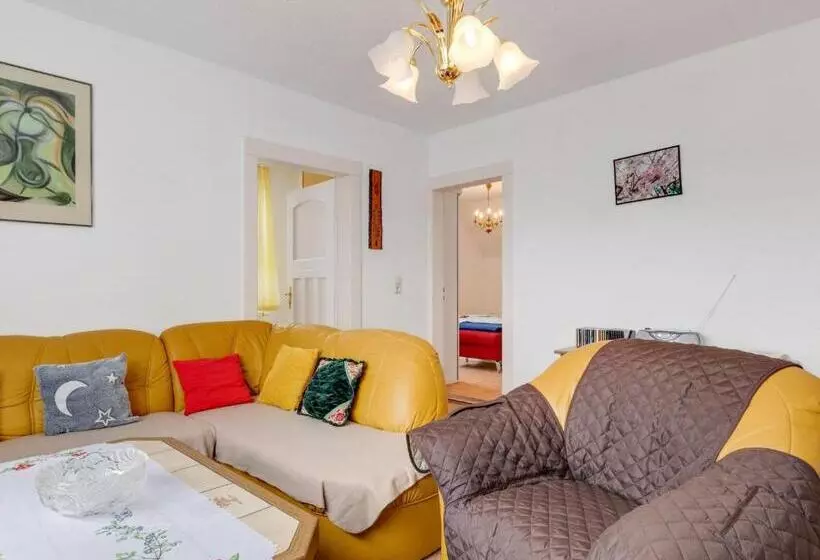 Cozy Apartment In Altenfeld With Garden