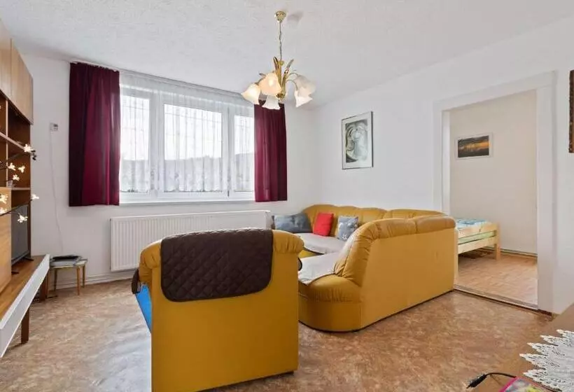 Cozy Apartment In Altenfeld With Garden