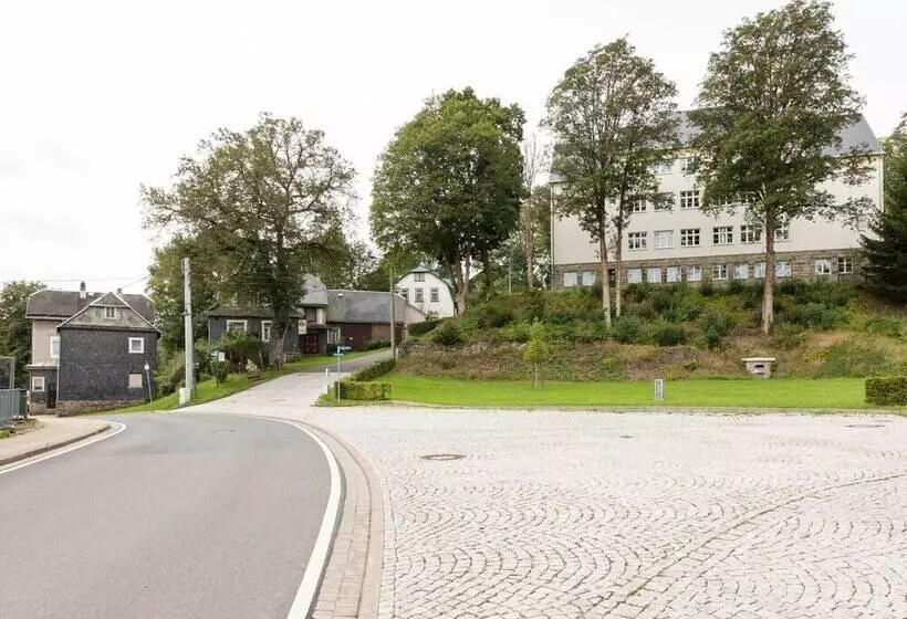 Cozy Apartment In Altenfeld With Garden