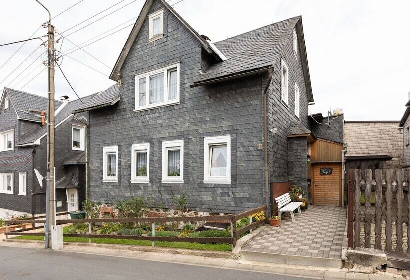 Cozy Apartment In Altenfeld With Garden