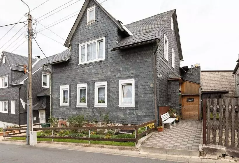 Cozy Apartment In Altenfeld With Garden