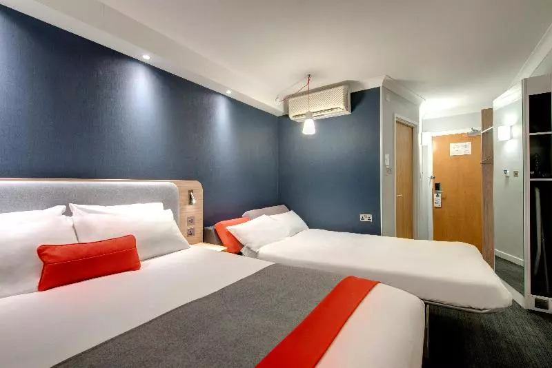 Отель Holiday Inn Express London Luton Airport, An Ihg