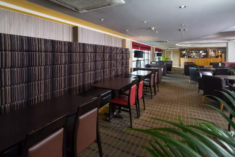 Отель Holiday Inn Express London Luton Airport, An Ihg
