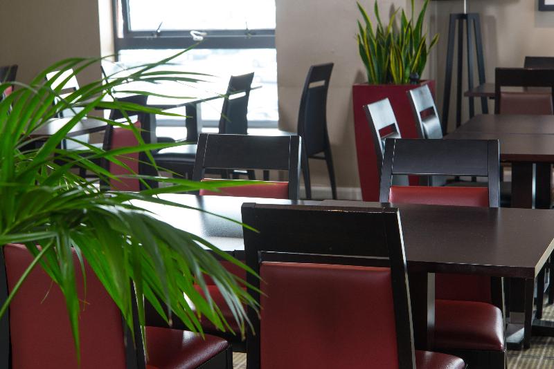 هتل Holiday Inn Express London Luton Airport, An Ihg