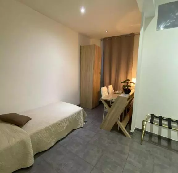 Отель Kyriad Direct Beziers Centre