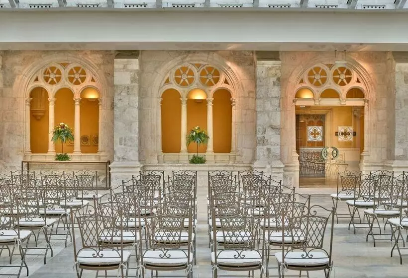 فندق NH Collection Palacio De Burgos