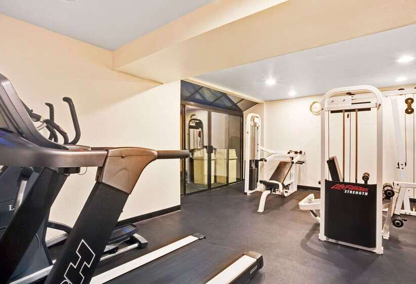 فندق Ramada By Wyndham Tukwila Southcenter