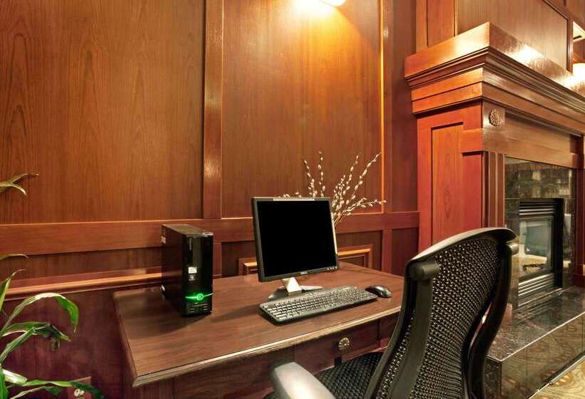 فندق Ramada By Wyndham Tukwila Southcenter