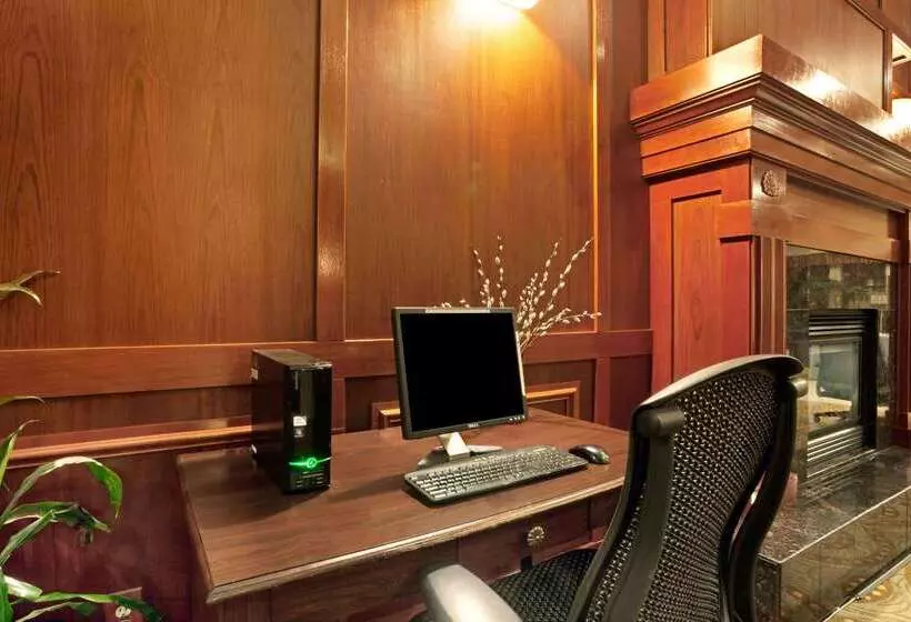 ホテル Ramada By Wyndham Tukwila Southcenter