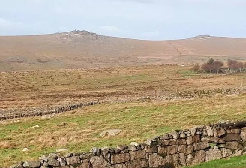 Dartmoor Barn On North Hessary Tor