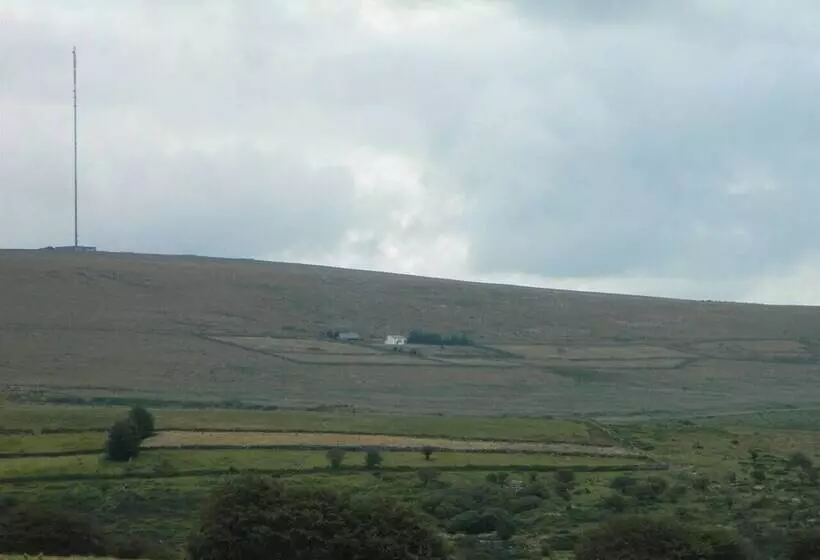 Dartmoor Barn On North Hessary Tor
