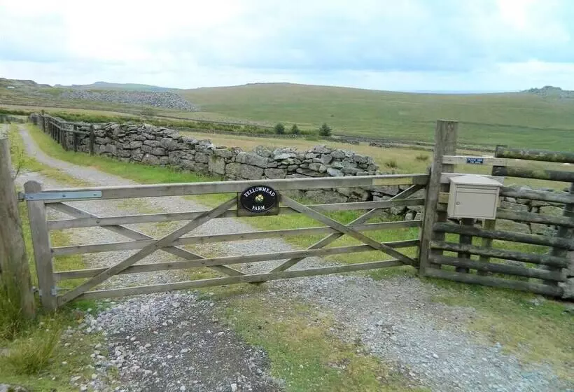 Dartmoor Barn On North Hessary Tor