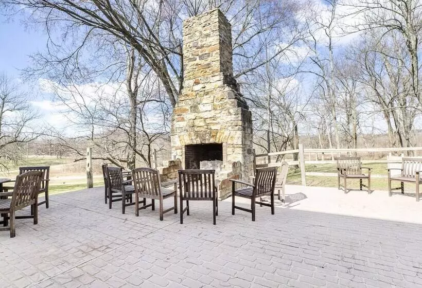 Hotelli Falls Of Rough Resort