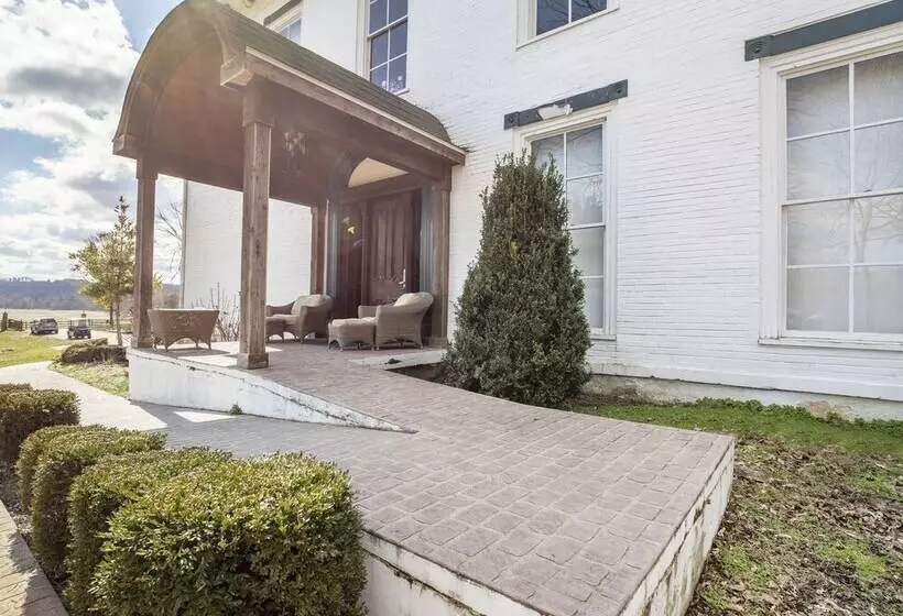 Hotelli Falls Of Rough Resort