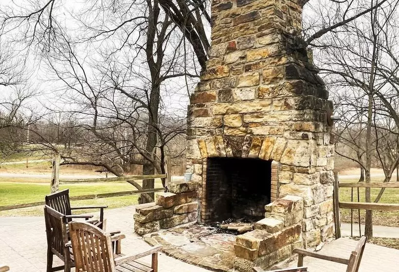 Hotelli Falls Of Rough Resort